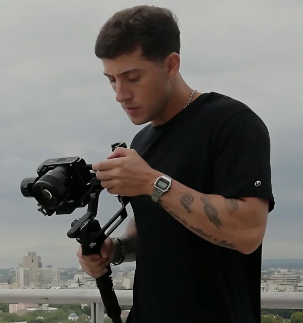 Franco Lorenzi preparando la cámara en un estabilizador.